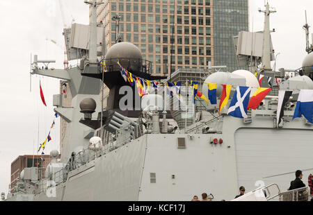 London 4 octobre 2017 guerre chinois - type 54a de frégates et de huanggang yangzhou payer un bon sera en visite à Londres. Banque D'Images