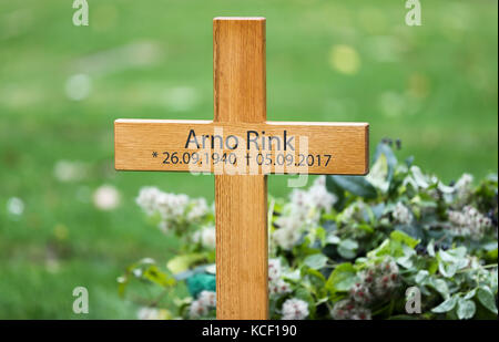 Leipzig, Allemagne. 4 octobre 2017. Tombe du peintre Arno Rink, photographiée au cimetière sud de Leipzig, Allemagne, le 4 octobre 2017. Le peintre et dessinateur est décédé début septembre et a été enterré en présence de membres de la famille, d'amis et de collègues artistes. Rink, qui est né en Thuringe, est connu comme l'un des fondateurs de la Nouvelle école de Leipzig. Il meurt le 5 septembre à l'âge de 76 ans. Crédit : Jan Woitas/dpa-Zentralbild/dpa/Alamy Live News Banque D'Images