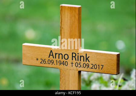 Leipzig, Allemagne. 4 octobre 2017. Tombe du peintre Arno Rink, photographiée au cimetière sud de Leipzig, Allemagne, le 4 octobre 2017. Le peintre et dessinateur est décédé début septembre et a été enterré en présence de membres de la famille, d'amis et de collègues artistes. Rink, qui est né en Thuringe, est connu comme l'un des fondateurs de la Nouvelle école de Leipzig. Il meurt le 5 septembre à l'âge de 76 ans. Crédit : Jan Woitas/dpa-Zentralbild/dpa/Alamy Live News Banque D'Images