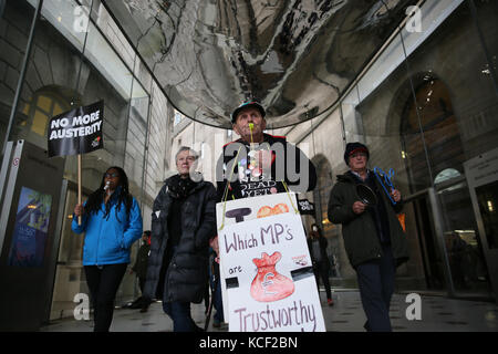 Manchester, UK. 4ème Oct 2017. Les militants de lutte contre l'austérité mars dans le hall à la bibliothèque centrale à proximité de la conférence du parti conservateur, Manchester,4 Octobre, 2017 Crédit : Barbara Cook/Alamy Live News Banque D'Images