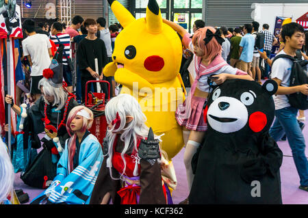 Pikachu et mascottes kumamon avec caractères anime japonais à 2017 Shenzhen (Chine juste jeu comic-con). Banque D'Images