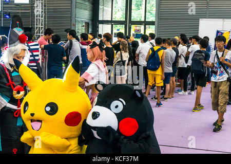 Pikachu et mascottes Kumamon avec caractères anime japonais à Shenzhen 2017 Game Fair (Chine) Comic-Con. Banque D'Images