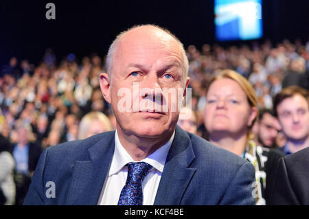 Manchester, UK. 4e octobre 2017. Premier Secrétaire d'État, Damian Green MP, observe le Premier Ministre, Theresa May, livrer son discours aux délégués le jour 4, le dernier jour, de la 2017 conférence du parti conservateur à Manchester Central. © Paul Warburton Banque D'Images