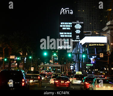 Oct 3,2017. las vegas nv. casinos du Strip mardi afficher des messages sur leurs signes de remercier les premiers intervenants et se souvenir des victimes après la prise de masse le dimanche. le dernier sur les victimes comme de mardi est encore 59 morts, 527 blessés avec seulement 3 victimes de gauche à être identifiés par les membres de la famille de ceux qui ont été tués. Le tournage se produisent au cours d'un jour 3 de la route 91 harvest festival.. photo par gene blevins/zumapress. (Crédit image : © gene blevins via zuma sur le fil) Banque D'Images