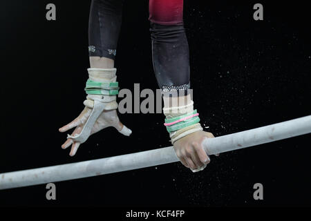 Montréal, Québec, Canada. 4ème Oct 2017. Une gymnaste fait concurrence sur les barres asymétriques au cours de la troisième journée de compétition de qualification qui a eu lieu au Stade olympique à Montréal, Québec. Credit : Amy Sanderson/ZUMA/Alamy Fil Live News Banque D'Images