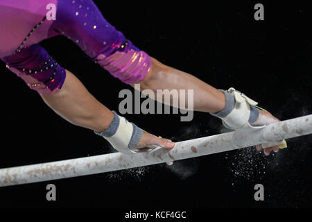 Montréal, Québec, Canada. 4ème Oct 2017. Une gymnaste fait concurrence sur les barres asymétriques au cours de la troisième journée de compétition de qualification qui a eu lieu au Stade olympique à Montréal, Québec. Credit : Amy Sanderson/ZUMA/Alamy Fil Live News Banque D'Images