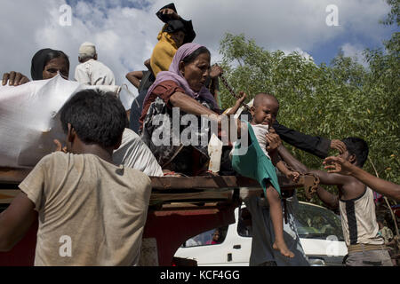 Cox's Bazar, Bangladesh. 4 octobre 2017. Un enfant réfugié rohingya nouvellement arrivé descend d'un camion devant un camp qui vient de l'état de Rakhain du Myanmar, à Ukhiya, Cox's Bazar. Selon le HCR, plus de 500 000 réfugiés rohingyas ont fui le Myanmar des violences au cours du mois dernier, la plupart essayant de traverser la frontière et d'atteindre le Bangladesh. Crédit : ZUMA Press, Inc/Alamy Live News Banque D'Images