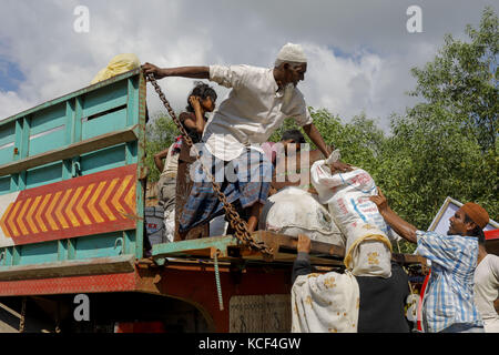 Cox's Bazar (Bangladesh). 4ème oct, 2017. nouveaux réfugiés rohingyas descendre d'un camion en face d'un camp qui vient de l'état du Myanmar, à ukhiya rakhain, Cox's bazar. Selon le HCR, plus de 500 000 réfugiés Rohingyas ont fui le Myanmar de la violence au cours du dernier mois, la plupart en tentant de traverser la frontière et rejoindre le Bangladesh. crédit : zuma Press, Inc./Alamy live news Banque D'Images