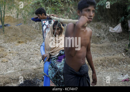 Cox's Bazar, Bangladesh. 4 octobre 2017. Une femme réfugiée rohingya emmène à un autre endroit à Ukhiya, Cox's Bazar. Selon le HCR, plus de 500 000 réfugiés rohingyas ont fui le Myanmar des violences au cours du mois dernier, la plupart essayant de traverser la frontière et d'atteindre le Bangladesh. Crédit : ZUMA Press, Inc/Alamy Live News Banque D'Images