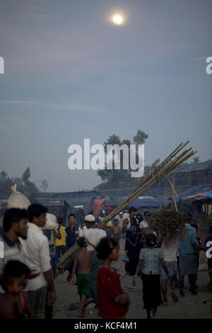 Cox's Bazar, Bangladesh. 4 octobre 2017. Vue sur la rue du nouveau camp de réfugiés rohingya palongkhali à Ukhiya, Cox's Bazar. Selon le HCR, plus de 500 000 réfugiés rohingyas ont fui le Myanmar des violences au cours du mois dernier, la plupart essayant de traverser la frontière et d'atteindre le Bangladesh. Crédit : ZUMA Press, Inc/Alamy Live News Banque D'Images