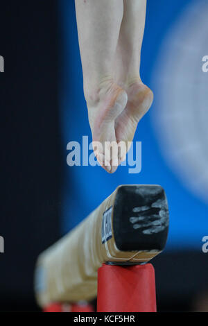 Montréal, Québec, Canada. 4ème Oct 2017. Une gymnaste fait concurrence à la poutre lors de la troisième journée de compétition de qualification qui a eu lieu au Stade olympique à Montréal, Québec. Credit : Amy Sanderson/ZUMA/Alamy Fil Live News Banque D'Images