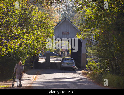 Woodstock, Vermont, USA. 4ème Oct 2017. Le 4 octobre 2017. Woodstock, Vermont. Le pont couvert moyen a été restauré en 1969 et s'éteint, rue Elm et passe au-dessus de la rivière Ottauqueche à Woodstock, Vermont. Credit : Ralph Lauer/ZUMA/Alamy Fil Live News Banque D'Images