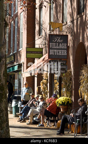 Woodstock, Vermont, USA. 4ème Oct 2017. Le 4 octobre 2017. Woodstock, Vermont. Les clients se rassembler devant le Village Butcher sur Elm Street, dans la ville touristique de Woodstock, Vermont. La communauté est plein de magasins pittoresques et de restaurants. Credit : Ralph Lauer/ZUMA/Alamy Fil Live News Banque D'Images