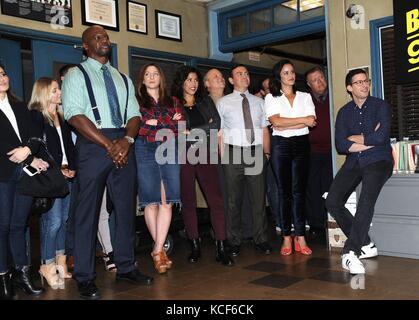 Studio City, CA. 4 octobre 2017. Andy Samberg, Andre Braugher, Terry Crews, Melissa Fumero, Stephanie Beatriz, Joe Lo Truglio, Chelsea Peretti, Dirk Blocker, Joel McKinnon Miller, Dan Goor, Michael Schur en présence pour BROOKLYN NINE-NINE 99th Episode Cake Cutting Party, CBS Radford - Stage 12, Studio City, CA 4 octobre 2017. Crédit : Dee Cercone/Everett Collection/Alamy Live News Banque D'Images