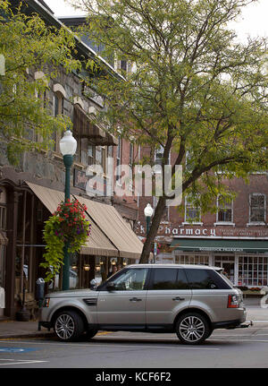 Woodstock, Vermont, USA. 4ème Oct 2017. Le 4 octobre 2017. Woodstock, Vermont. La rivière coule Ottauqueche à travers la ville pittoresque de Woodstock, Vermont. La communauté est pleine de boutiques et de restaurants et répond aux vacanciers en été comme en hiver. Credit : Ralph Lauer/ZUMA/Alamy Fil Live News Banque D'Images