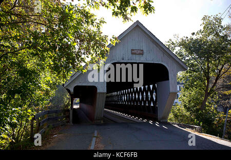 Woodstock, Vermont, USA. 4ème Oct 2017. Le 4 octobre 2017. Woodstock, Vermont. Le pont couvert moyen a été restauré en 1969 et s'éteint, rue Elm et passe au-dessus de la rivière Ottauqueche à Woodstock, Vermont. Credit : Ralph Lauer/ZUMA/Alamy Fil Live News Banque D'Images