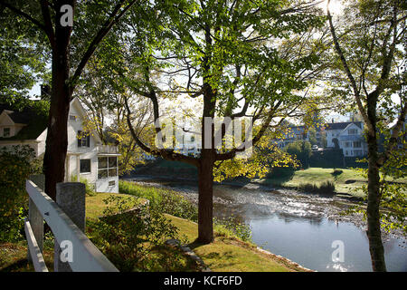 Woodstock, Vermont, USA. 4ème Oct 2017. Le 4 octobre 2017. Woodstock, Vermont. La rivière coule à travers l'Ottauqueche milieu de la ville de Woodstock, Vermont. Credit : Ralph Lauer/ZUMA/Alamy Fil Live News Banque D'Images