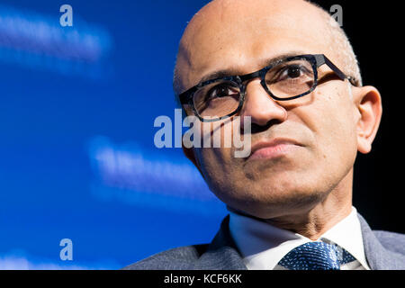 Washington DC, États-Unis. 04th octobre 2017. Satya Nadella, PDG de Microsoft participe à une interview lors d'un événement du Club économique de Washington à Washington, D.C., sur 4 octobre 2017. Credit: Kristoffer Tripplaar/Alay Live News Banque D'Images