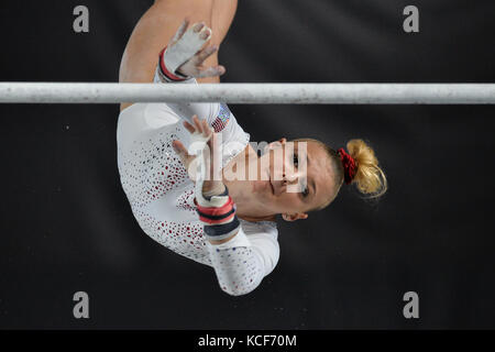 Montréal, Québec, Canada. 4ème Oct 2017. CHARPY Lorette, à partir de la France, est en concurrence sur les barres asymétriques au cours de la troisième journée de compétition de qualification qui a eu lieu au Stade Olympique. Credit : Amy Sanderson/ZUMA/Alamy Fil Live News Banque D'Images