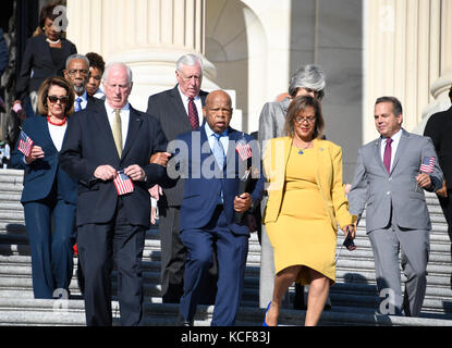 Le représentant des États-Unis John Lewis (démocrate de Géorgie), au centre, et le représentant américain Mike Thompson (démocrate de Californie), à gauche, et le représentant américain Robin Kelly (démocrate de l'Illinois) conduisent les démocrates de la Chambre des représentants américains sur les marches est du Capitole américain pour faire une déclaration contre la violence armée à la suite du massacre de Las Vegas à Washington, DC le mercredi 4 octobre 2017. On peut également voir sur la photo Nancy Pelosi (démocrate de Californie), leader de la minorité parlementaire américaine, et Steny Hoyer, whip de la minorité parlementaire américaine, légèrement à gauche derrière Rep. Lewis. Crédit : Ron sa Banque D'Images