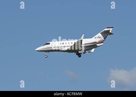 Richmond, Colombie-Britannique, Canada. 2 octobre 2017. Un avion d'affaires Hawker 800XP, aéroporté en approche finale pour l'atterrissage. Crédit : Bayne Stanley/ZUMA Wire/Alamy Live News Banque D'Images