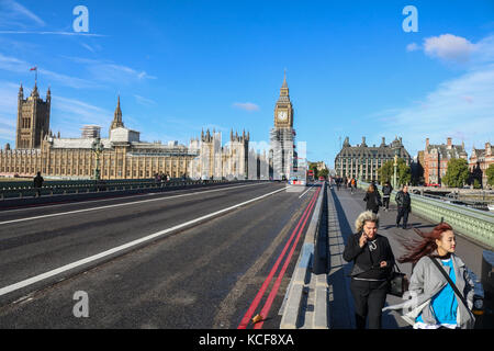 Londres, Royaume-Uni. 5Th oct, 2017. Le palais de Westminster et les chambres du parlement s baigné de soleil Automne glorieux bien qu'une alerte météo jaune a été publiée en tant que 60mph force de coup de vent et la pluie sont attendus à la pâte de nombreuses parties de l'Angleterre et au Pays de Galles jeudi soir crédit : amer ghazzal/Alamy live news Banque D'Images