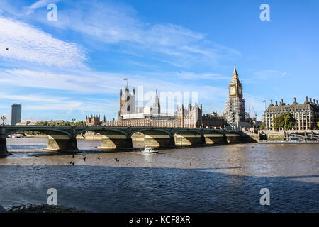 Londres, Royaume-Uni. 5Th oct, 2017. Le palais de Westminster et les chambres du parlement s baigné de soleil Automne glorieux bien qu'une alerte météo jaune a été publiée en tant que 60mph force de coup de vent et la pluie sont attendus à la pâte de nombreuses parties de l'Angleterre et au Pays de Galles jeudi soir crédit : amer ghazzal/Alamy live news Banque D'Images