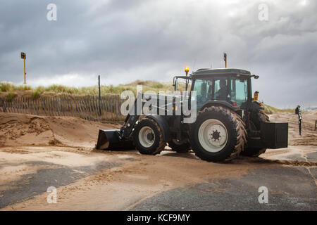 Crosby, Merseyside. Météo britannique. 5 octobre 2017. Des vents forts soufflant lumière fine sands off la plage de vent que la pâte continue de la côte ouest et l'estuaire de la Mersey. Bâtiment de dunes est aidé par les vents côtiers terrestres caractéristique. De bulldozer est devenu une forme courante de la construction dune artificielle, en partie parce que la végétation et l'approche d'escrime prend un certain temps pour piéger le sable et construire une nouvelle dune. Sur de nombreuses plages, des bulldozers sont actifs tout au long de l'année en poussant vers le haut le sable et à l'arrière de la plage. /AlamyLiveNews MediaWorldImages Crédit : Banque D'Images