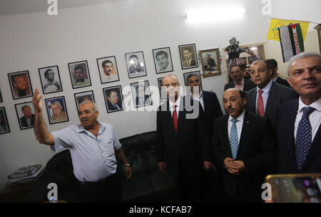 Gaza, bande de Gaza, territoire palestinien. 5 octobre 2017. Le Premier ministre palestinien Rami Hamdallah visite la maison du défunt dirigeant palestinien Yasser Arafat, à Gaza, le 5 octobre 2017. Pendant trois jours, tout a été souriant alors que le Premier ministre palestinien a eu des entretiens avec le Hamas à Gaza, mais alors que la visite symbolique touche à sa fin, le véritable travail de réconciliation commence à être le crédit : Mohammed Asad/APA Images/ZUMA Wire/Alamy Live News Banque D'Images