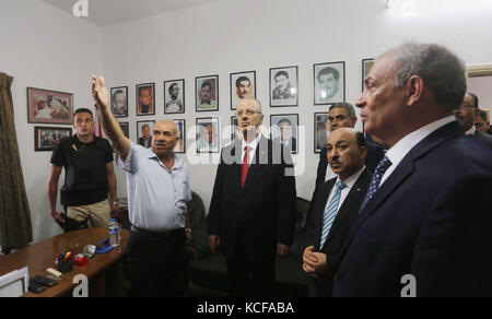 Gaza, bande de Gaza, territoire palestinien. 5 octobre 2017. Le Premier ministre palestinien Rami Hamdallah visite la maison du défunt dirigeant palestinien Yasser Arafat, à Gaza, le 5 octobre 2017. Pendant trois jours, tout a été souriant alors que le Premier ministre palestinien a eu des entretiens avec le Hamas à Gaza, mais alors que la visite symbolique touche à sa fin, le véritable travail de réconciliation commence à être le crédit : Mohammed Asad/APA Images/ZUMA Wire/Alamy Live News Banque D'Images