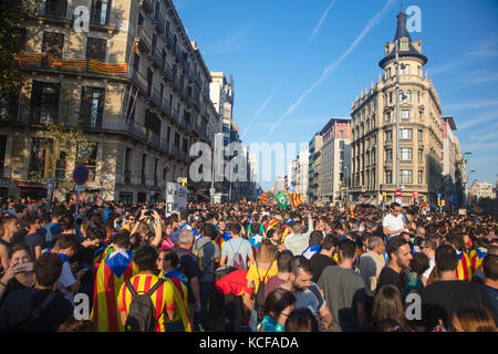 Barcelone, Espagne - 3 octobre, 2017. Les manifestants lors de manifestations pour l'indépendance à Barcelone, Catalogne, Espagne Banque D'Images