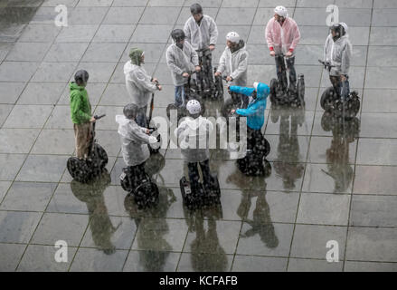 Berlin, Allemagne. 05 octobre 2017. Les touristes en Segway prennent part à une visite guidée pluvieuse dans le district gouvernemental de Berlin, en Allemagne, le 05 octobre 2017. Crédit : Michael Kappeler/dpa/Alamy Live News Banque D'Images