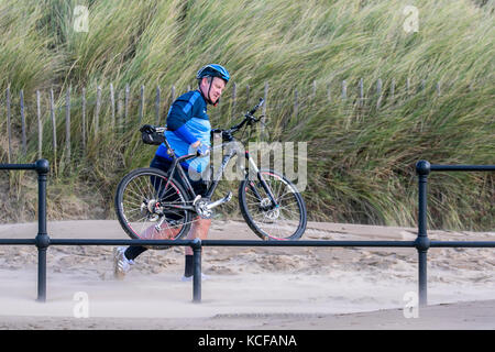 Crosby, Merseyside. Météo britannique. 5 octobre 2017. Des vents forts soufflant lumière fine sands off la plage de vent que la pâte continue de la côte ouest et l'estuaire de la Mersey. Bâtiment de dunes est aidé par les vents côtiers terrestres caractéristique. De bulldozer est devenu une forme courante de la construction dune artificielle, en partie parce que la végétation et l'approche d'escrime prend un certain temps pour piéger le sable et construire une nouvelle dune. Sur de nombreuses plages, des bulldozers sont actifs tout au long de l'année en poussant vers le haut le sable et à l'arrière de la plage. /AlamyLiveNews MediaWorldImages Crédit : Banque D'Images