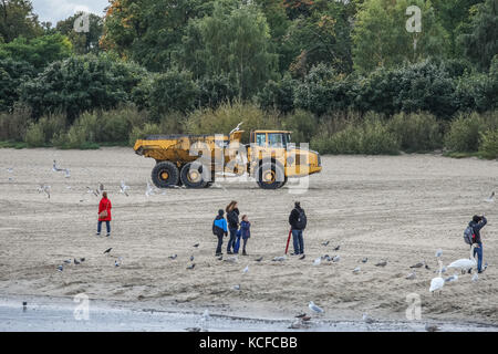 Sopot, Pologne. 5th octobre 2017. L'opération de dragage de la baie de Gdansk (mer Baltique) par la jetée de Sopot (Molo), à l'aide de camions lourds Volvo et de chargeuses-pelleteuses CAT est vue à Sopot, en Pologne, le 5 octobre 2017 suite à la construction d'une nouvelle marina à Sopot il y a quelques années, il y avait une plage de sable dans la région qui a causé la disparition de la baie et l'expansion de la plage. Credit: Michal Fludra/Alamy Live News Banque D'Images