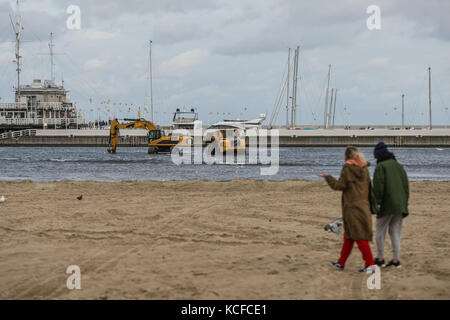 Sopot, Pologne. 5Th oct, 2017. fonctionnement du dragage de la baie de Gdansk (mer Baltique) par la jetée de Sopot (Molo), à l'aide de camions Volvo et cat-pelleteuses est vu à Sopot, Pologne, le 5 octobre 2017 à la suite de la construction de nouvelles marina à Sopot il y a quelques années, il y avait une plage de sable fin dans la zone qui a provoqué la disparition de la baie et de l'expansion de la plage. crédit : Michal fludra/Alamy live news Banque D'Images