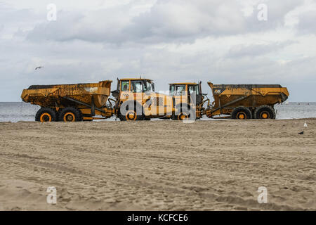 Sopot, Pologne. 5Th oct, 2017. fonctionnement du dragage de la baie de Gdansk (mer Baltique) par la jetée de Sopot (Molo), à l'aide de camions Volvo et cat-pelleteuses est vu à Sopot, Pologne, le 5 octobre 2017 à la suite de la construction de nouvelles marina à Sopot il y a quelques années, il y avait une plage de sable fin dans la zone qui a provoqué la disparition de la baie et de l'expansion de la plage. crédit : Michal fludra/Alamy live news Banque D'Images