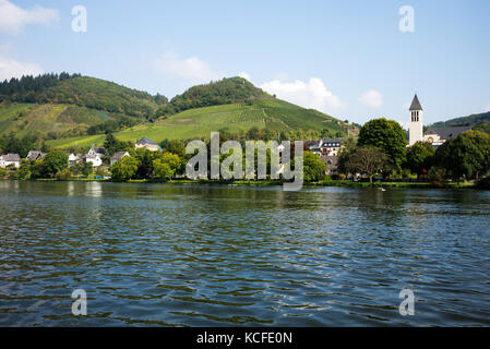 Une vue du village de bullay sur la moselle, Allemagne Banque D'Images