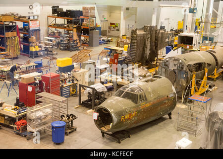 La deuxième guerre mondiale bomber flak-bair dans le remontage attend mary baker engen au hangar de restauration steven f. Udvar Hazy-centre, Smithsonian National Air et sp Banque D'Images