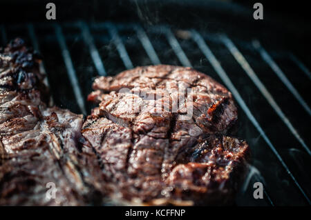 T bone steak fiorentina bien cuits sur un barbecue Banque D'Images