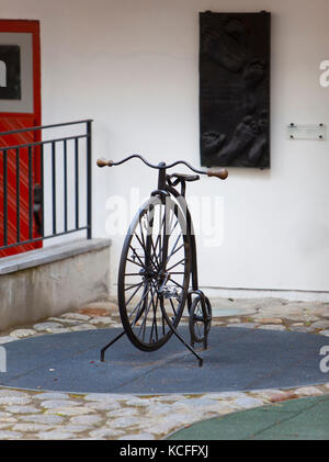 Le vieux vélo avec une grande et une petite roue dans la cour de la vieille ville, Tallinn Banque D'Images