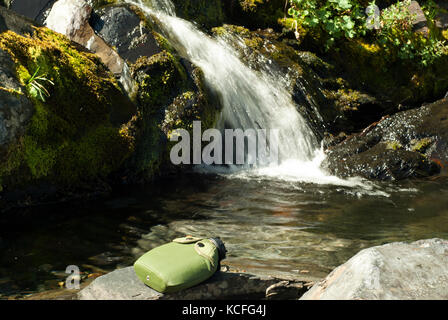 Ballon pour l'eau, allongé sur un rocher à côté d'un ruisseau de montagne Banque D'Images
