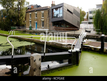 À l'écluse du bout du mile sur le canal Regents, Londres l'extension moderne aux chalets de l'écluse Keeper aide à former le centre de Graduate pour le Queen Mary College Banque D'Images