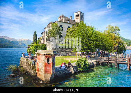 Île de San Giulio sur le lac d'Orta, province de Novare dans le piémont pleine de touristes détente sur bord de l'eau (lac d'Orta, Italie 21 mai 2017) Banque D'Images