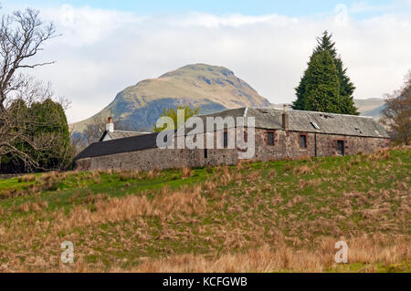 Bâtiment et de crête le long de la West Highland Way, Ecosse Banque D'Images