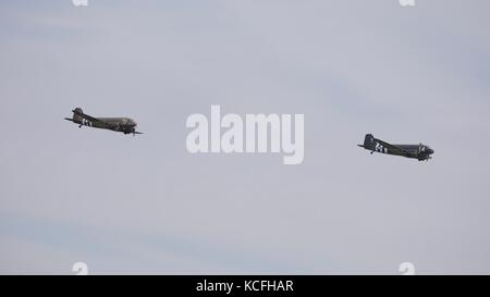 Deux avions Douglas C-47 Skytrain en formation à l'Aérodrome de Duxford Banque D'Images