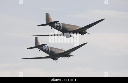 Deux avions Douglas C-47 Skytrain en formation à l'Aérodrome de Duxford Banque D'Images