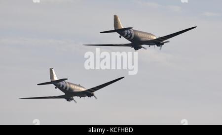 Deux avions Douglas C-47 Skytrain en formation à l'Aérodrome de Duxford Banque D'Images