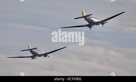 Deux avions Douglas C-47 Skytrain en formation à l'Aérodrome de Duxford Banque D'Images