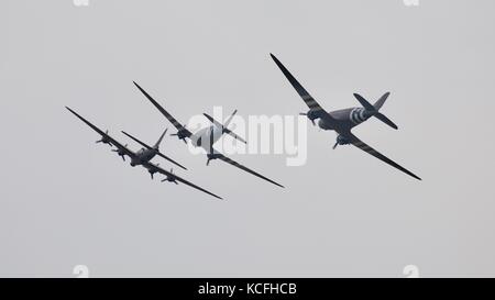 Boeing B-17 Flying Fortress et deux avions Douglas C-47 Skytrain volant en formation à Duxford 2017 Spectacle aérien de la bataille d'Angleterre Banque D'Images