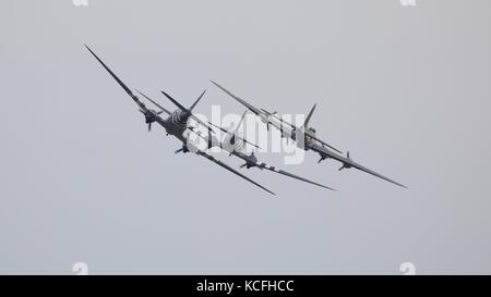 Boeing B-17 Flying Fortress et deux avions Douglas C-47 Skytrain volant en formation à Duxford 2017 Spectacle aérien de la bataille d'Angleterre Banque D'Images